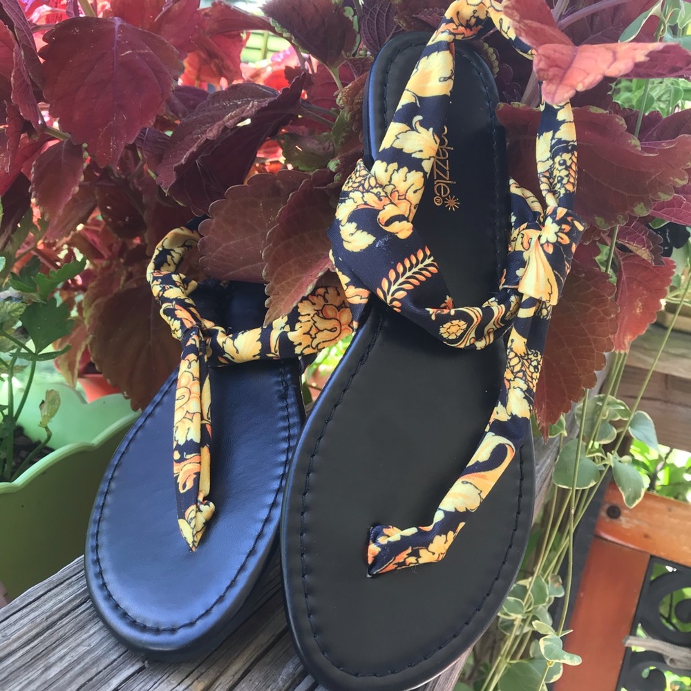 Black and yellow yoga sling flip flops NWOT